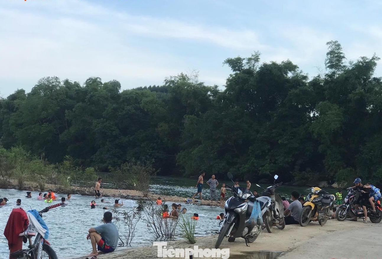 Thời tiết nắng nóng, nhiều người tìm đến sông suối để tắm, rất nguy hiểm -Ảnh: TL