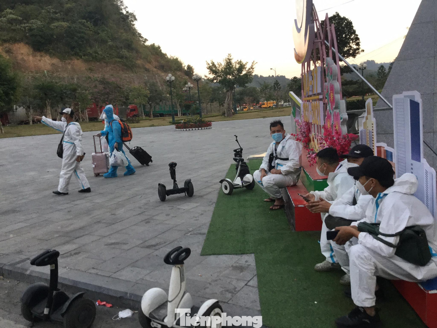 Do lượng thông quan hàng hóa hiện nay ở cửa khẩu quốc tế Hữu Nghị mỗi ngày chỉ được 2-3 xe hàng xuất khẩu nên các lái xe "Đội chuyên trách" rất lo lắng, chờ mong tình hình được cải thiện thêm. Ảnh: Duy Chiến