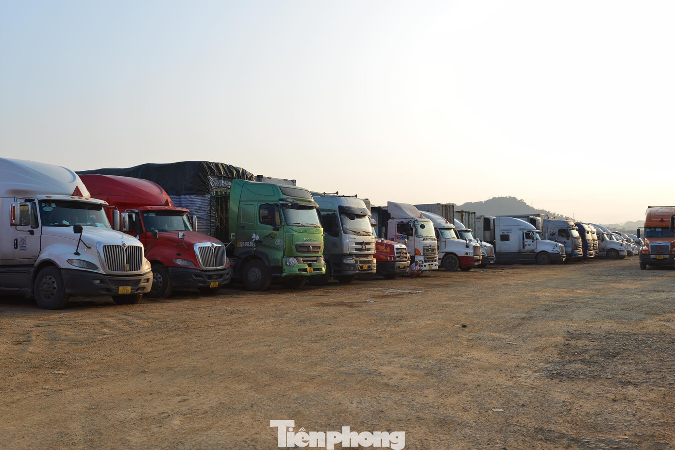 Tại khu vực cửa khẩu Lạng Sơn vẫn còn khoảng 1400 xe tồn, ứ nhiều ngày. Ảnh: Duy Chiến