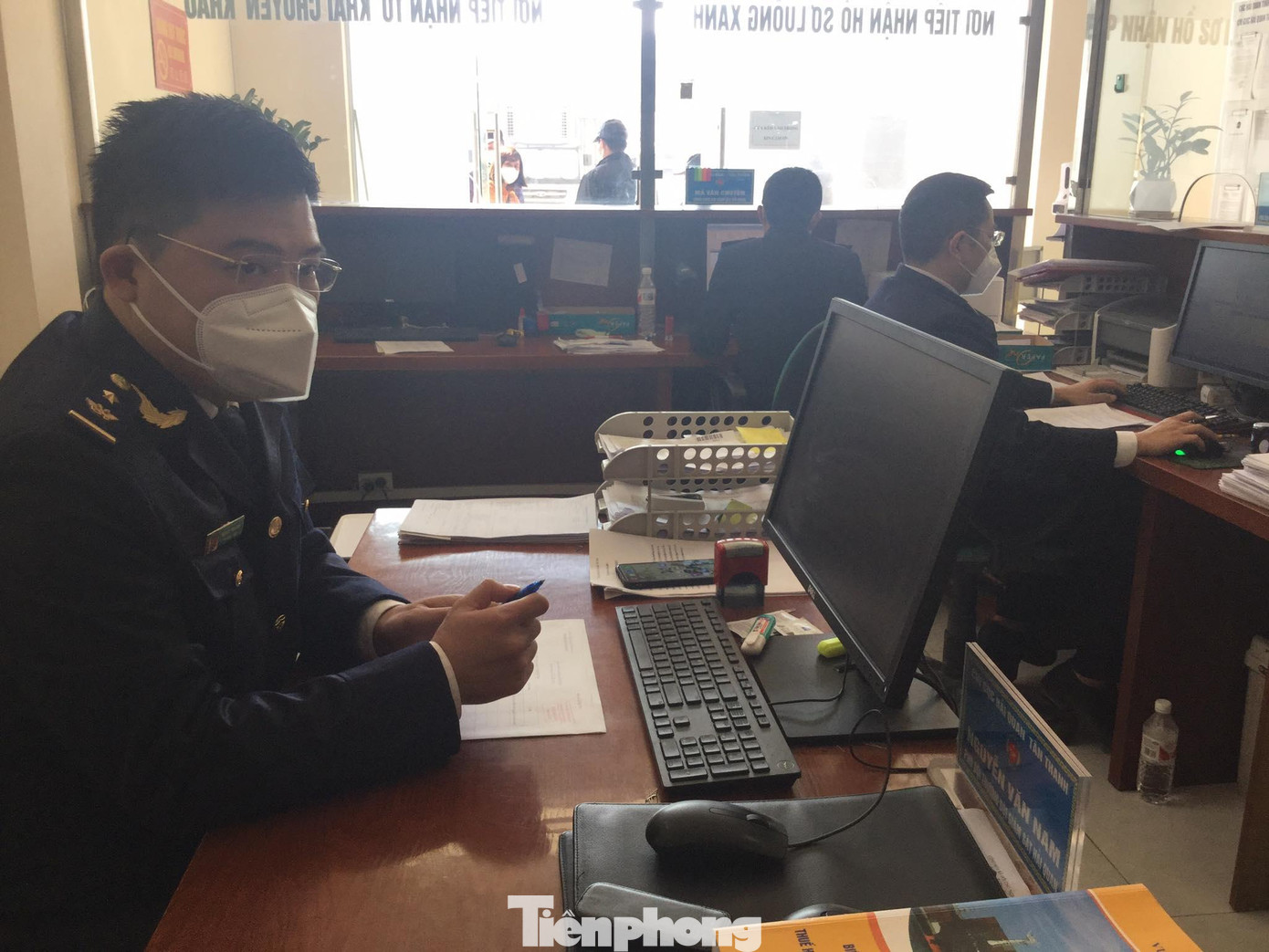 Lực lượng Hải quan ở cửa khẩu Lạng Sơn áp dụng "cửa khẩu số" và phương thức giao hàng mới có những khó khăn, bất cập, ảnh hưởng đến tiến độ thông quan hàng hóa qua biên giới. Ảnh: Duy Chiến