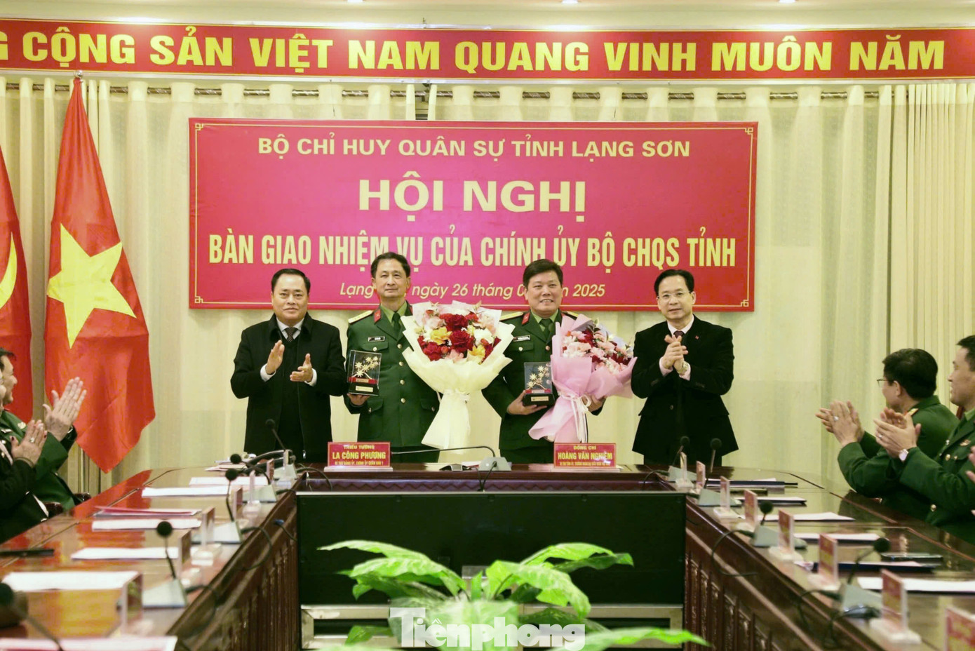 Lãnh đạo Tỉnh ủy Lạng Sơn, Quân khu 1 tặng hoa, quà cho Đại tá Lê Văn Bền và Đại tá Trương Công Minh được nghỉ công tác theo quy định. Ảnh: Dương Nguyên.
