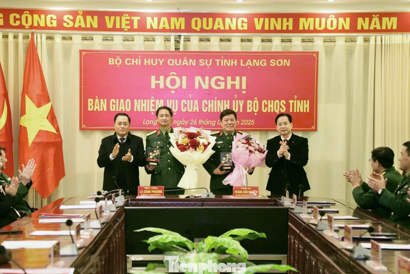 Lãnh đạo Tỉnh ủy Lạng Sơn, Quân khu 1 tặng hoa, quà cho Đại tá Lê Văn Bền và Đại tá Trương Công Minh được nghỉ công tác theo quy định. Ảnh: Dương Nguyên. Lãnh đạo Tỉnh ủy Lạng Sơn, Quân khu 1 tặng hoa, quà cho Đại tá Lê Văn Bền và Đại tá Trương Công Minh được nghỉ công tác theo quy định. Ảnh: Dương Nguyên.
