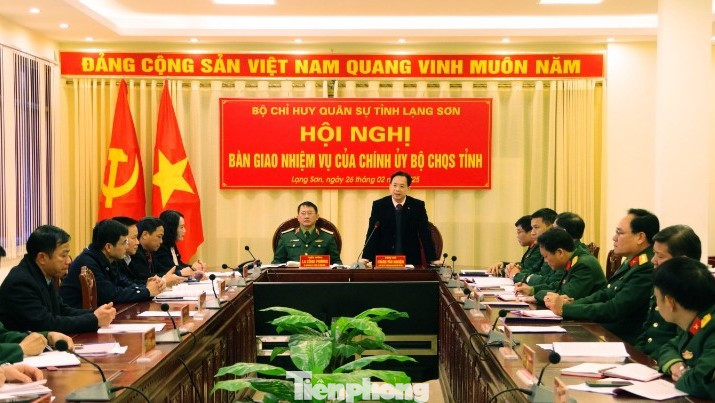 Bí thư Tỉnh ủy Lạng Sơn Hoàng Văn Nghiệm (đứng) ghi nhận công lao, cống hiến của Đại tá Lê Văn Bền đối với lực lượng vũ trang cũng như góp phần xây dựng, bảo vệ quê hương đất nước.
