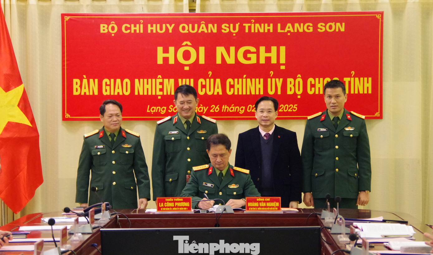 Đại tá Lê Văn Bền ký biên bản bàn giao nhiệm vụ Chính ủy. Ảnh: Dương Nguyên.