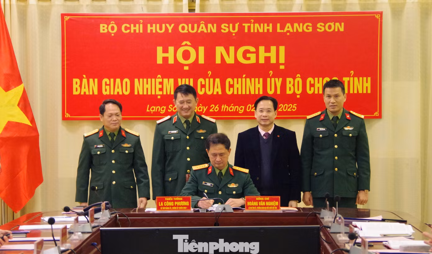 Đại tá Lê Văn Bền ký biên bản bàn giao nhiệm vụ Chính ủy. Ảnh: Dương Nguyên. Đại tá Lê Văn Bền ký biên bản bàn giao nhiệm vụ Chính ủy. Ảnh: Dương Nguyên.