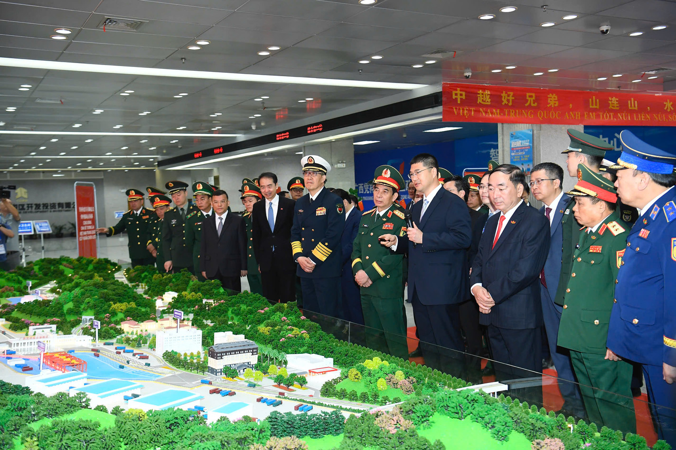 Rời Đại đội Biên phòng, hai Bộ trưởng tham quan khu vực Cửa khẩu thông minh tại Cửa khẩu Hữu Nghị Quan - mô hình tiêu biểu trong việc hiện đại hóa công tác kiểm soát biên giới của Trung Quốc.