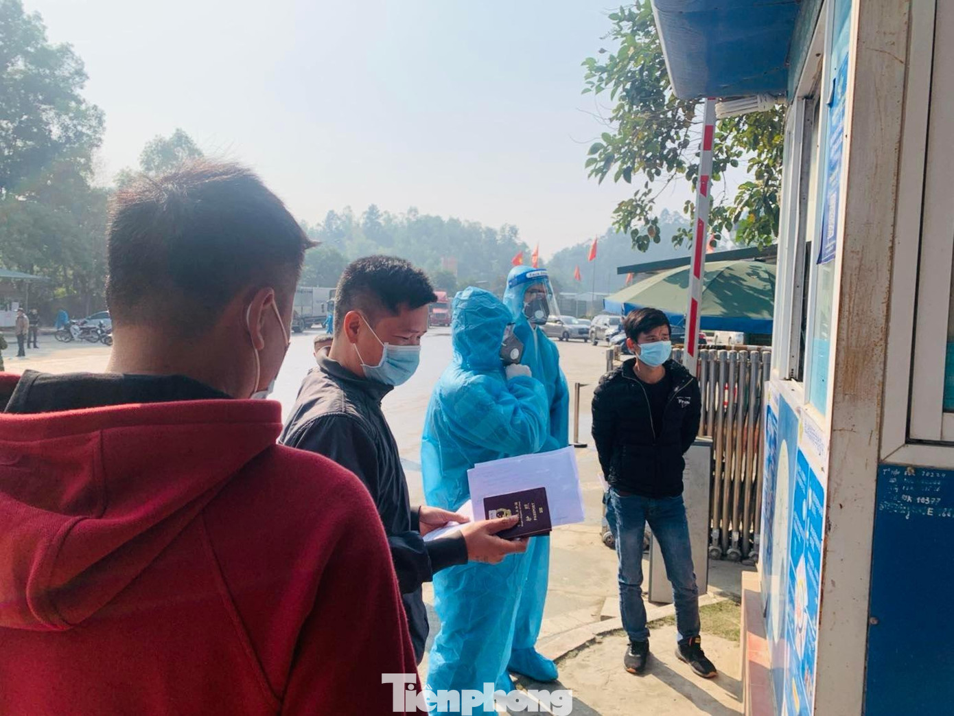 Do dịch bệnh nên công tác kiểm tra, kiểm soát gắt gao dẫn đến việc xuất khẩu, xuất cảnh có những trở ngại, mất nhiều thời gian. Ảnh: Duy Chiến