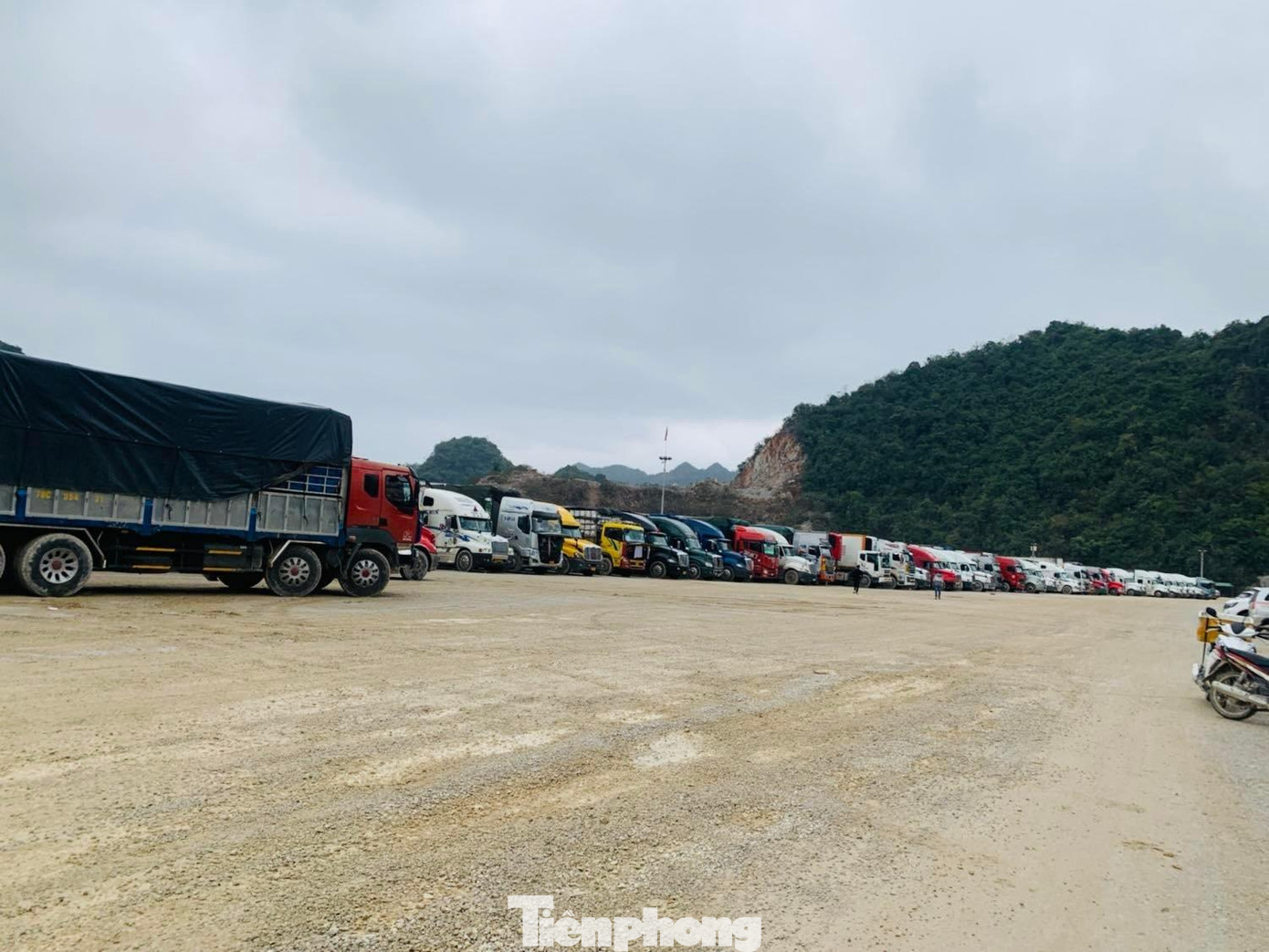 Đến sáng 2/3, tại 583 xe chờ hàng chờ xuất khẩu. Ảnh: Duy Chiến