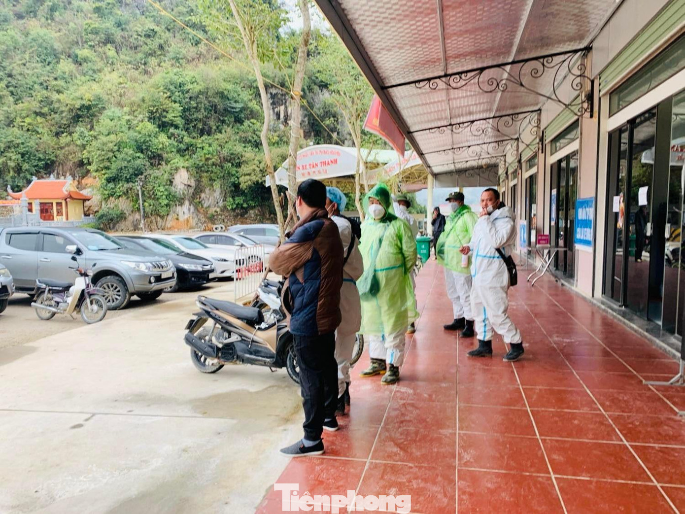 Một số lái xe "đội chuyên trách" nhiễm COVID-19, nên thiếu lái xe, phương tiện chở hàng sang bên kia biên giới. Ảnh: Duy Chiến