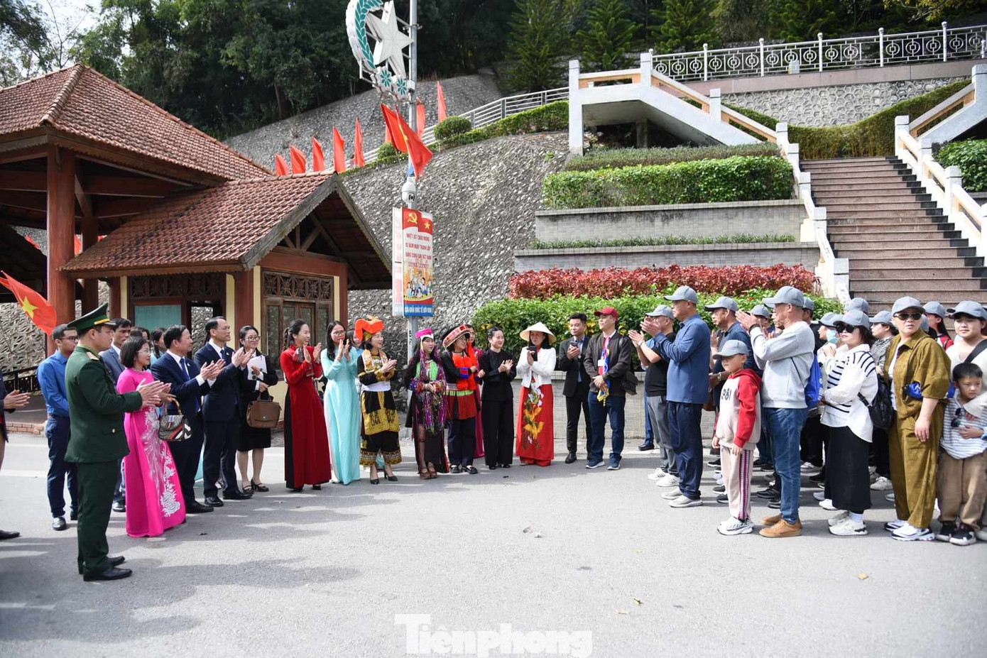 Đón khách Trung Quốc tại Km số 0. Ảnh: Duy Chiến