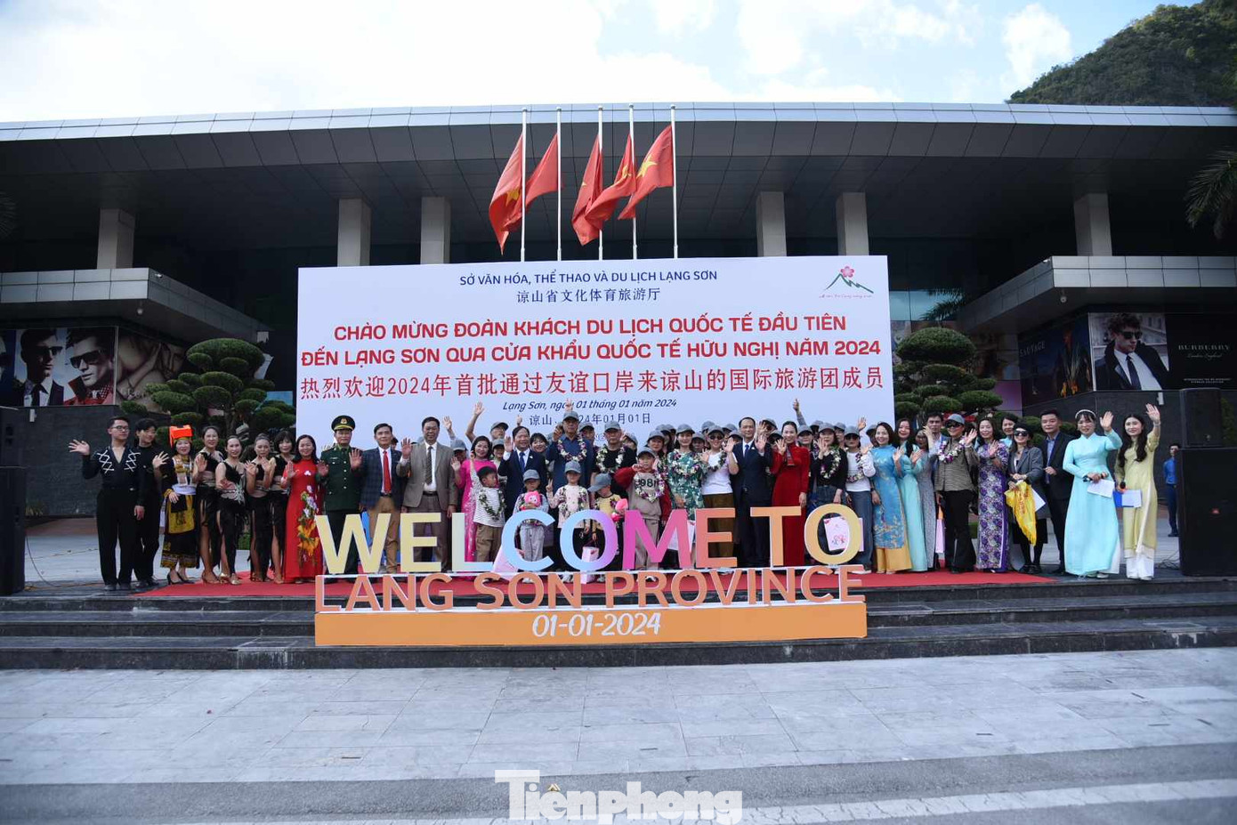 Hân hoan chào đón du khách xông đất xứ Lạng ngày đầu năm. Ảnh: Duy Chiến