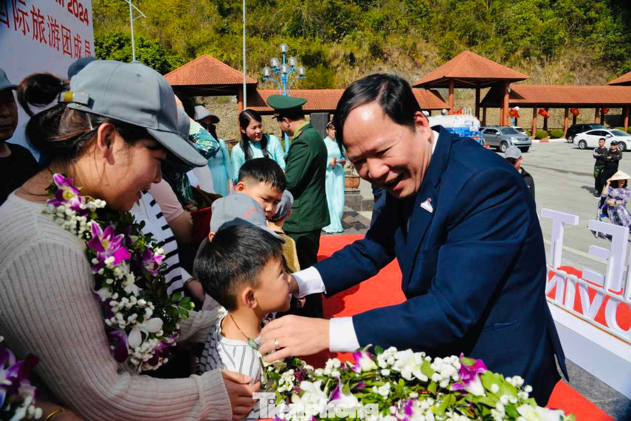 Trong gần 50 khách đến Lạng Sơn sáng 1/1 có những em nhỏ. Ảnh: Duy Chiến