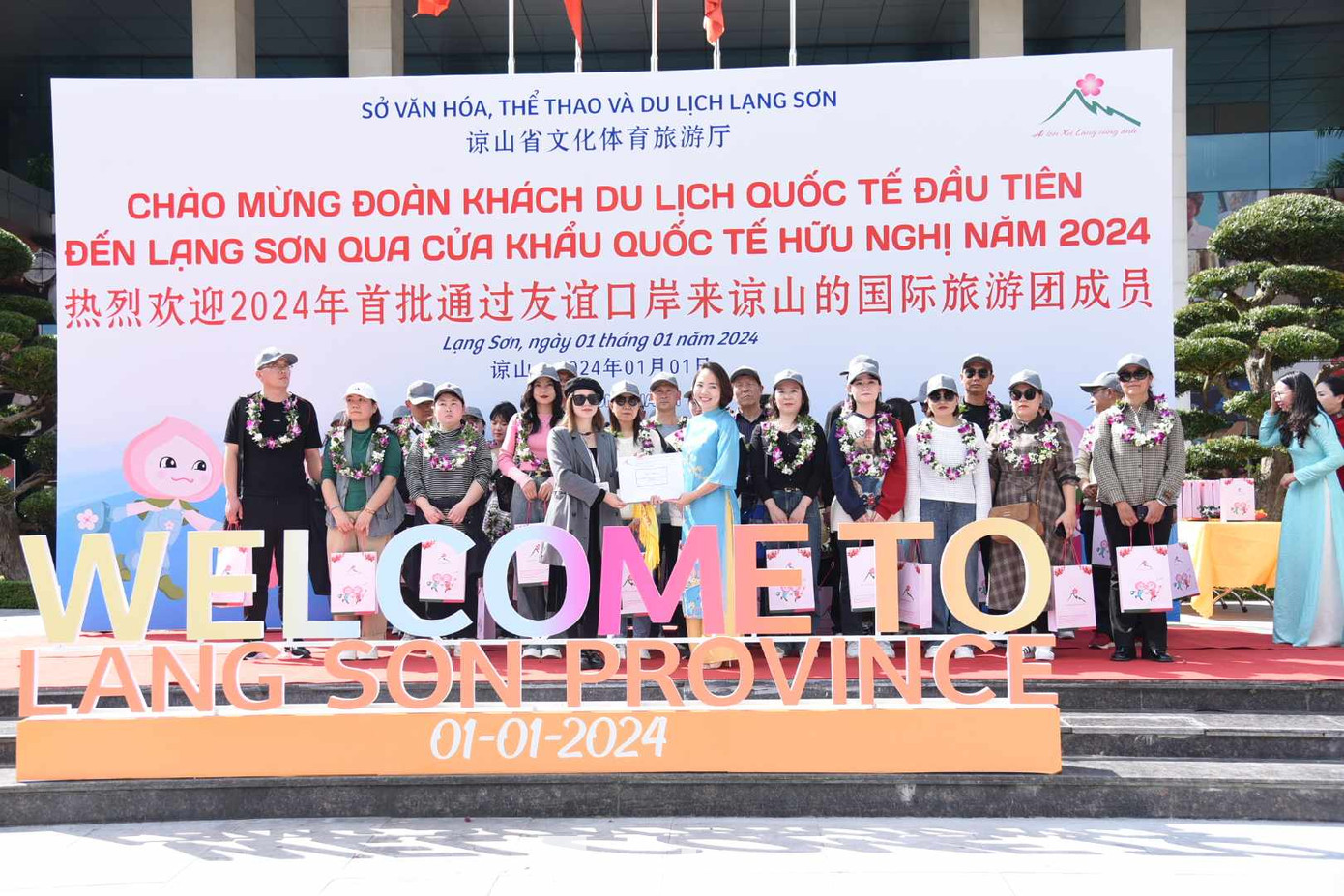 Tặng quà cho du khách Trung Quốc. Ảnh: Duy Chiến