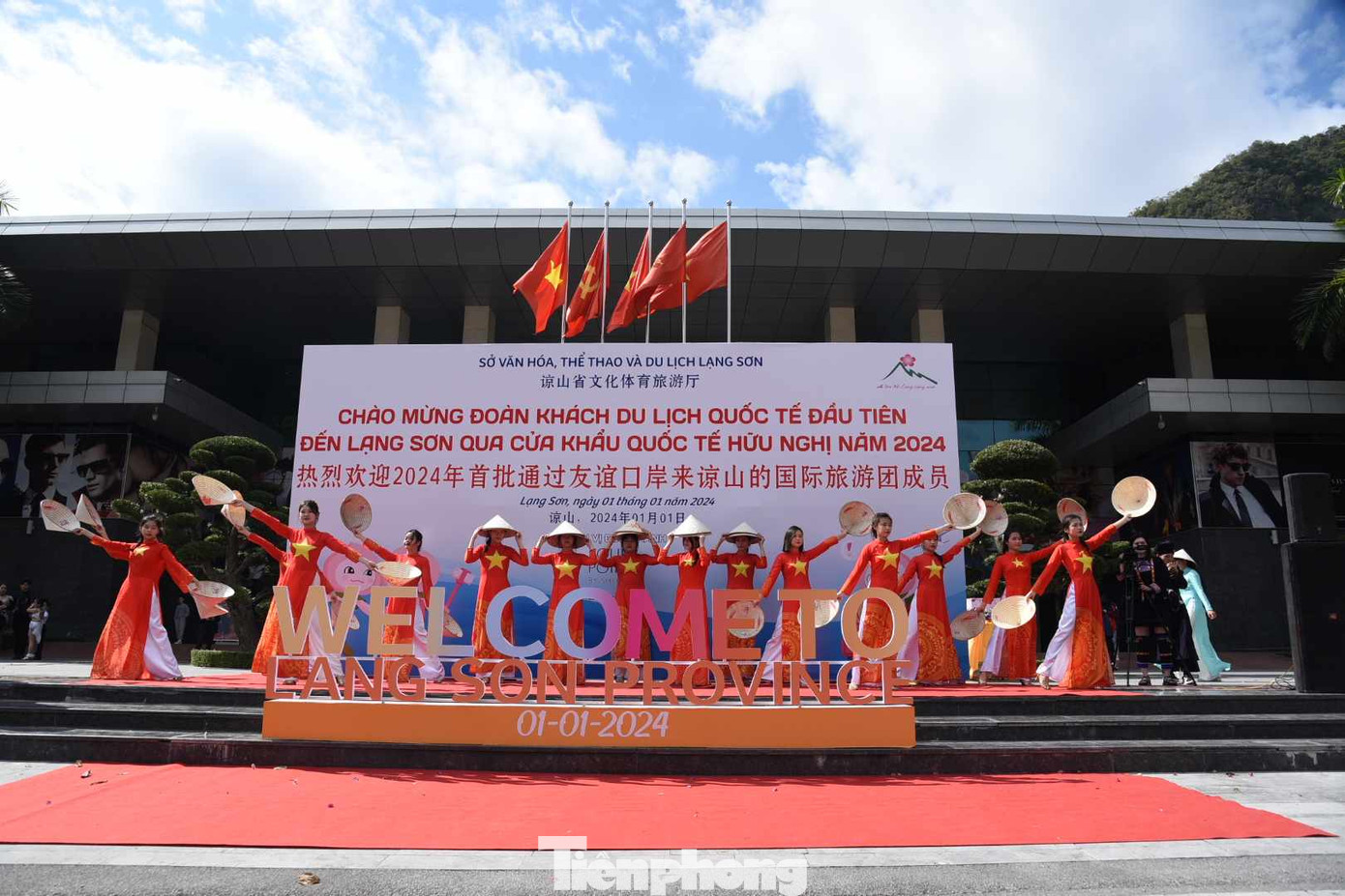 Văn nghệ chào mừng du khách quốc tế. Ảnh: Duy Chiến