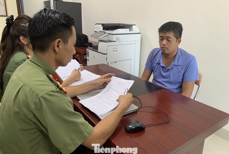 Đối tượng Ngọc (bìa phải) khai nhận hành vi vi phạm của mình.