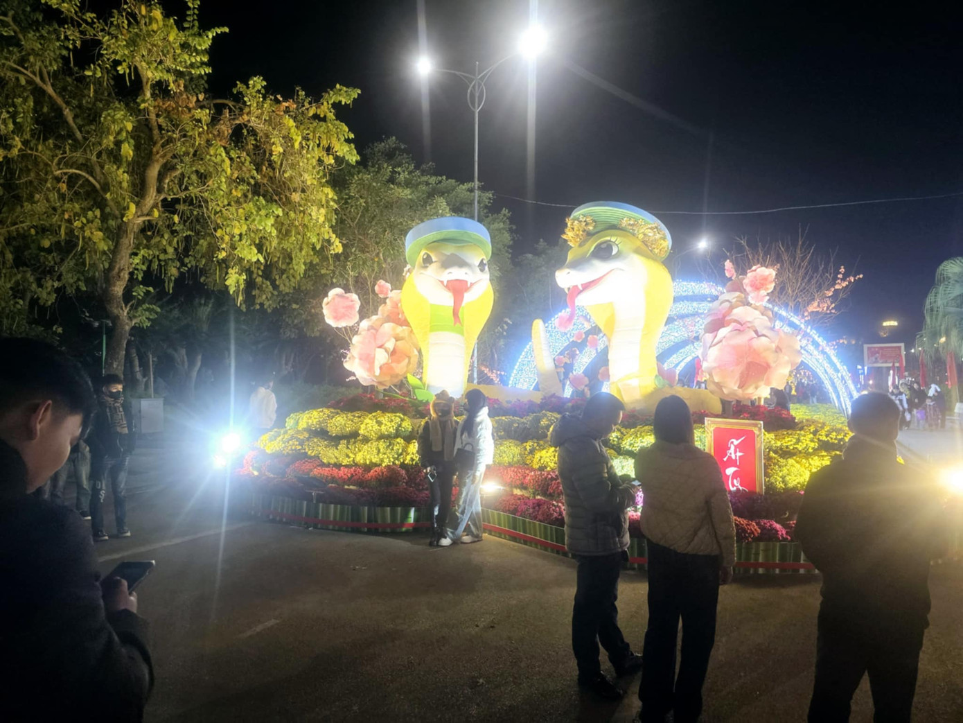 Khu vực có hình linh vật Rắn được mọi người yêu thích, chụp ảnh. (ảnh: Duy Chiến) Khu vực có hình linh vật Rắn được mọi người yêu thích, chụp ảnh. (ảnh: Duy Chiến)