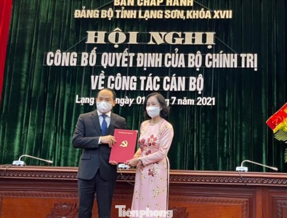 Bà Trương Thị Mai, Trưởng ban Tổ chức Trung ương, thay mặt Bộ Chính trị trao Quyết định luân chuyển ông Nguyễn Quốc Đoàn (bìa trái) công tác tại Tỉnh ủy Lạng Sơn .Ảnh: Duy Chiến Bà Trương Thị Mai, Trưởng ban Tổ chức Trung ương, thay mặt Bộ Chính trị trao Quyết định luân chuyển ông Nguyễn Quốc Đoàn (bìa trái) công tác tại Tỉnh ủy Lạng Sơn .Ảnh: Duy Chiến