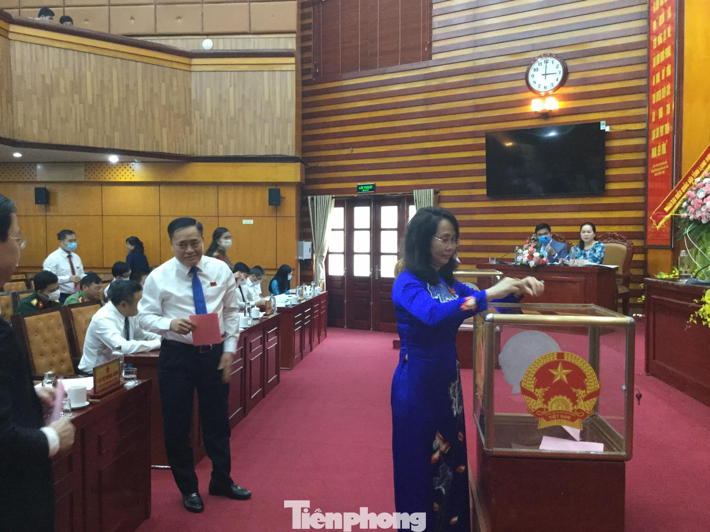 Bà Lâm Thị Phương Thanh thực hiện quyền của đại biểu HĐND tỉnh Lạng Sơn khóa XVI. Ảnh: Duy Chiến