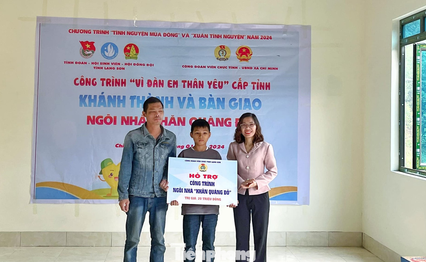 Trao biển hỗ trợ xây dựng nhà "Khăn quàng đỏ". Ảnh: Duy Chiến Trao biển hỗ trợ xây dựng nhà "Khăn quàng đỏ". Ảnh: Duy Chiến