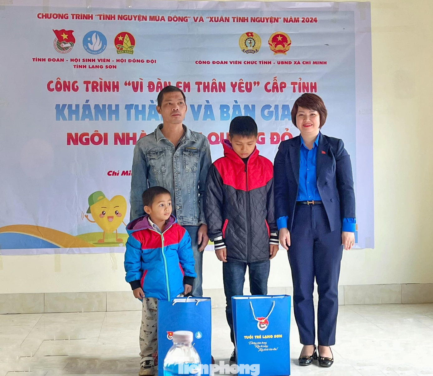 Hội đồng Đội tỉnh lạng Sơn tặng quà mừng tân gia. Ảnh: Duy Chiến Hội đồng Đội tỉnh lạng Sơn tặng quà mừng tân gia. Ảnh: Duy Chiến