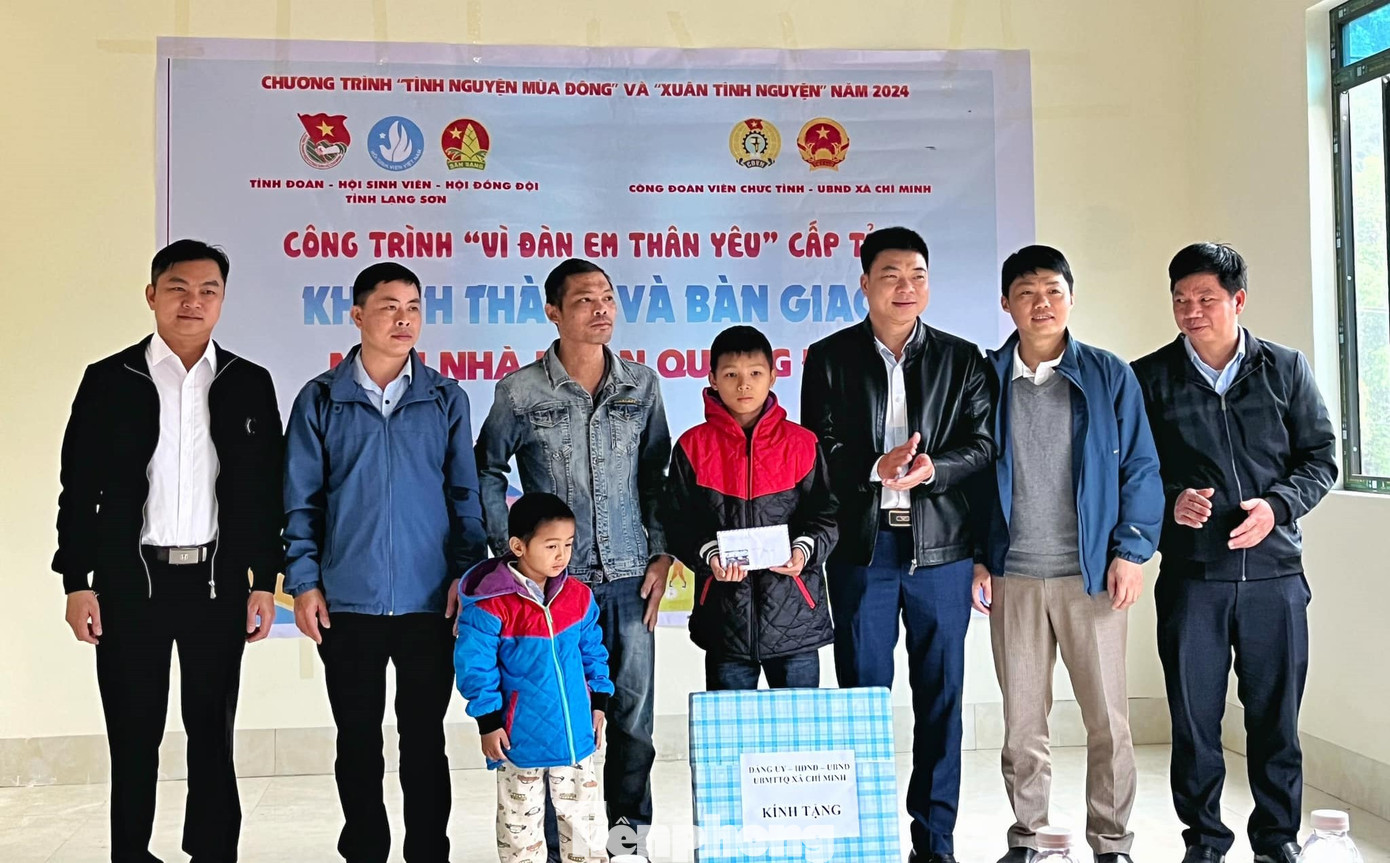 Các cơ quan, đoàn thể tặng quà cho gia đình em Lâm. Ảnh: Duy Chiến Các cơ quan, đoàn thể tặng quà cho gia đình em Lâm. Ảnh: Duy Chiến
