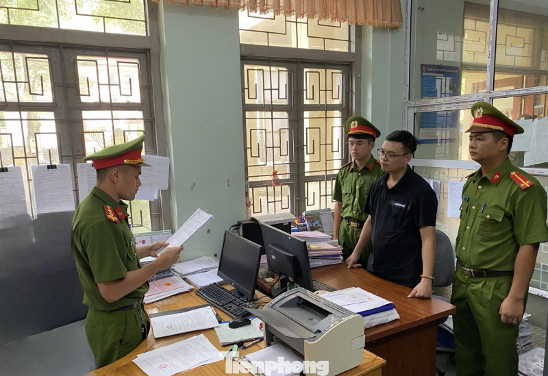 Đối tượng Dương Ngọc Nam (giữa, bìa phải) nghe các quyết định khởi tố vụ án, khởi tố bị can.