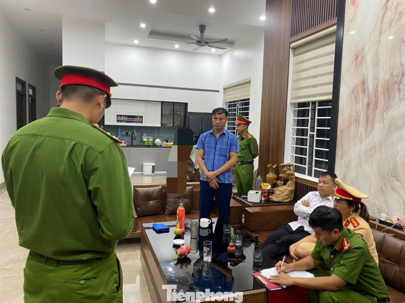 Lực lượng chức năng thực hiện các biện pháp tố tụng đối với Lê Văn Hạnh (giữa).