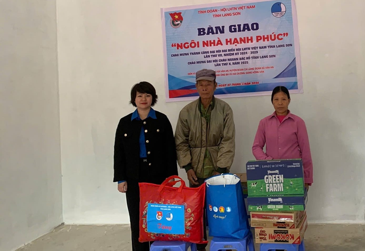 Chị Lê Thùy Dung (trái) trao tặng những phần quà của Tỉnh Đoàn- Hội LHTN- Hội đồng Đội tỉnh tới gia đình em Hoàng Văn Lưu.