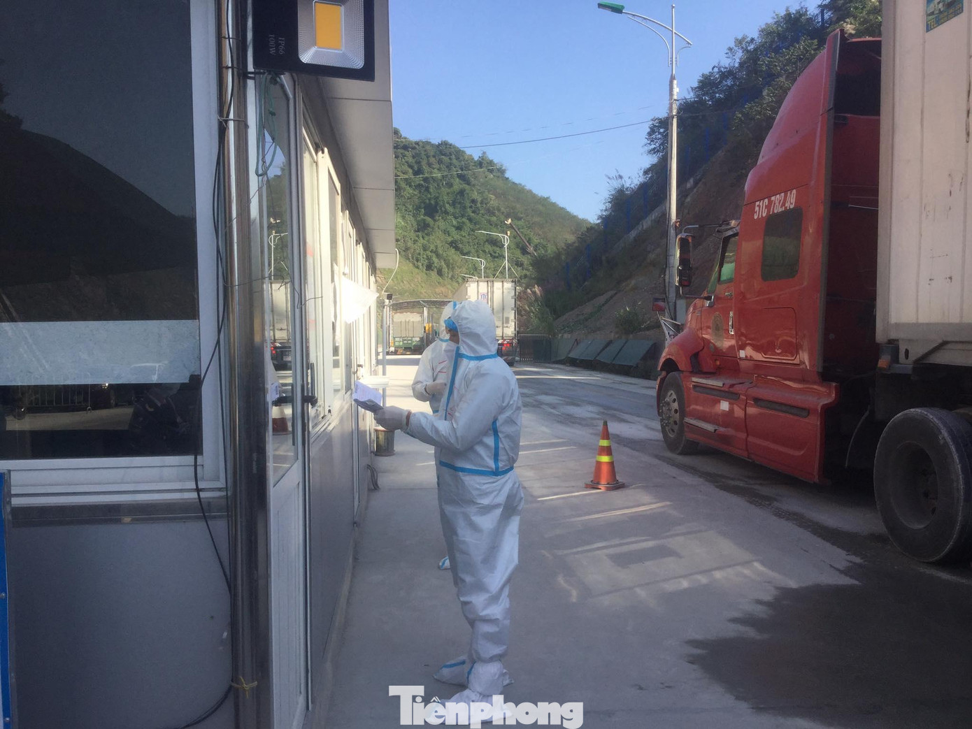 Mỗi ngày, có khoảng 200 xe chở nông sản xuất bán sang Pò Chài (Trung Quốc). Ảnh: Duy Chiến