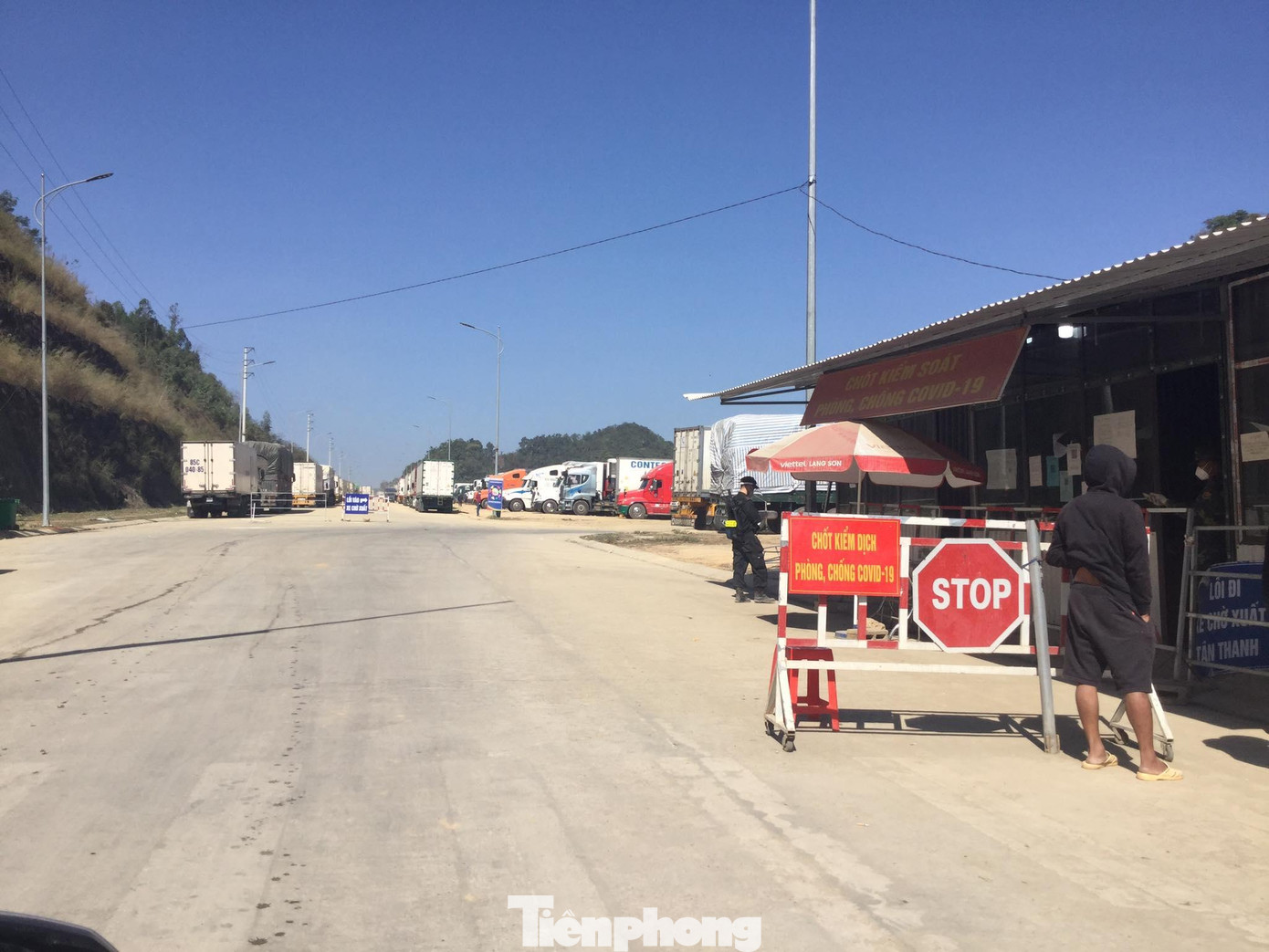 Lực lượng chức năng tỉnh Lạng Sơn tăng cường điều tiết, tạo thông thoáng cho xe ra, vào khu vực cửa khẩu Tân Thanh. Ảnh: Duy Chiến