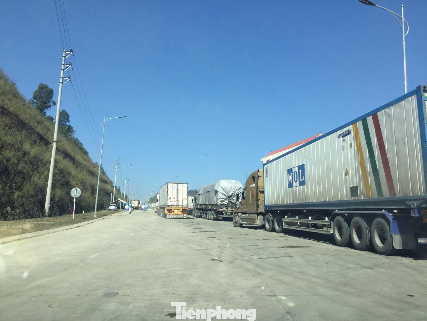 Ở Lạng Sơn hiện còn khoảng 3.000 xe ô tô đỗ đậu, chờ đến lượt mang hàng sang Trung Quốc bán. Ảnh: Duy Chiến Ở Lạng Sơn hiện còn khoảng 3.000 xe ô tô đỗ đậu, chờ đến lượt mang hàng sang Trung Quốc bán. Ảnh: Duy Chiến