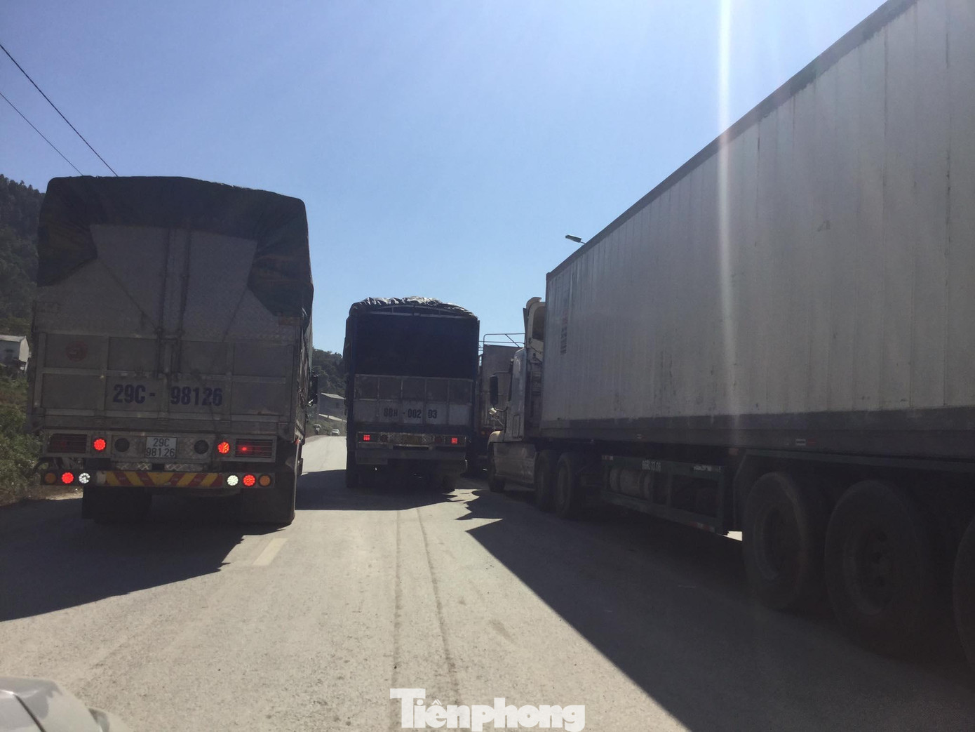 Có những thời điểm, trên đường quốc lộ dẫn đến cửa khẩu Tân Thanh, các phương tiện ken nhau trên đường, gây ách tắc giao thông. Ảnh: Duy Chiến