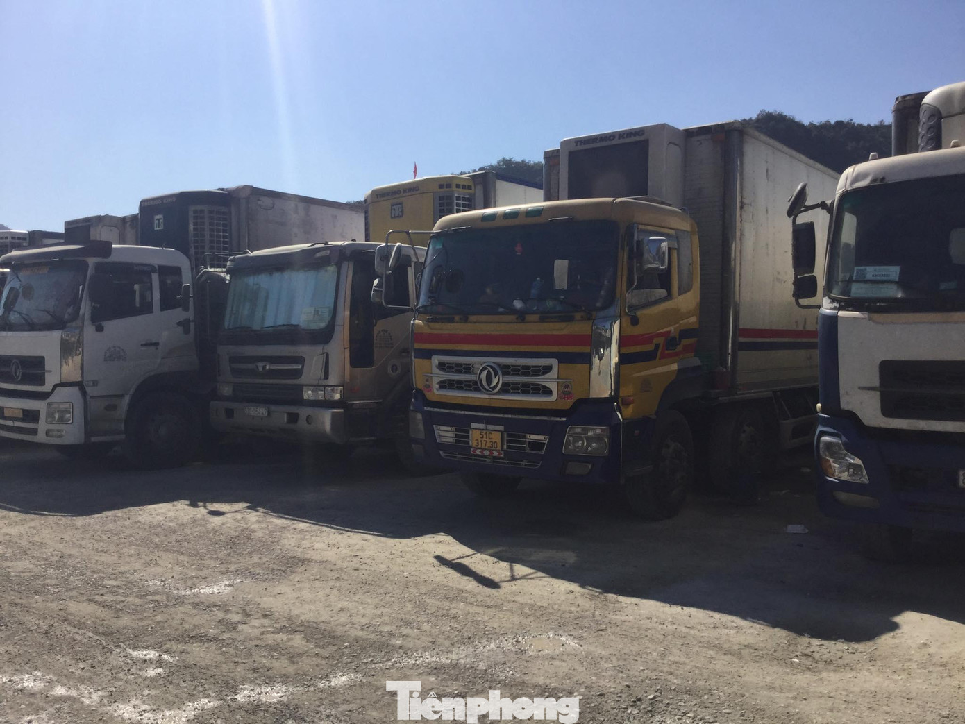 Thống kê sơ bộ của cơ quan chức năng, có khoảng 700 xe dỗ, dừng ở bãi Bảo Nguyên nằm trong khu vực cửa khẩu Tân Thanh chờ thông quan. Ảnh: Duy Chiến