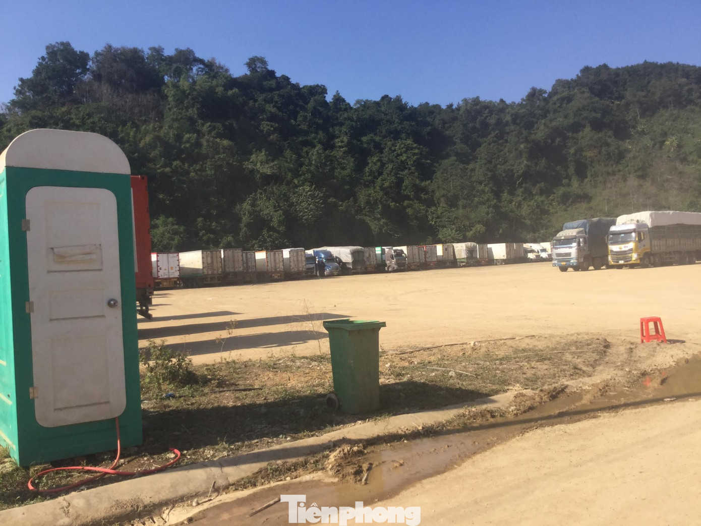 Do lượng xe đến nhiều, các ngành chức năng tỉnh Lạng Sơn tận dụng góc đồi để lưu xe ô tô. Ảnh: Duy Chiến