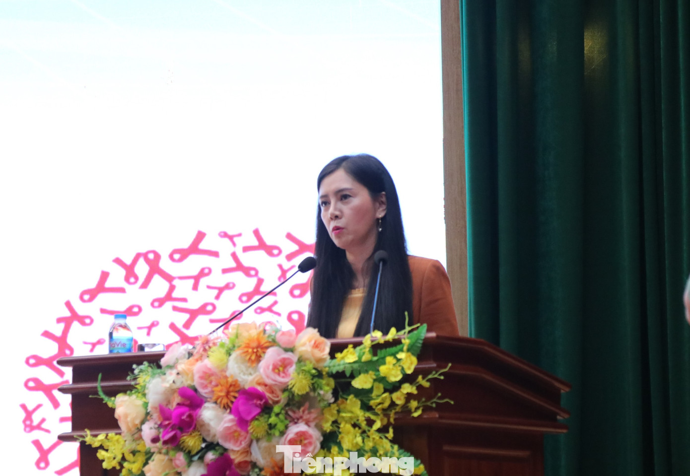 Bà Đoàn Thu Hà, Phó Chủ tịch UBND tỉnh Lạng Sơn phát biểu tại Lễ mít tinh hưởng ứng Tháng hành động phòng, chống ma túy 2023. Ảnh: Duy Chiến