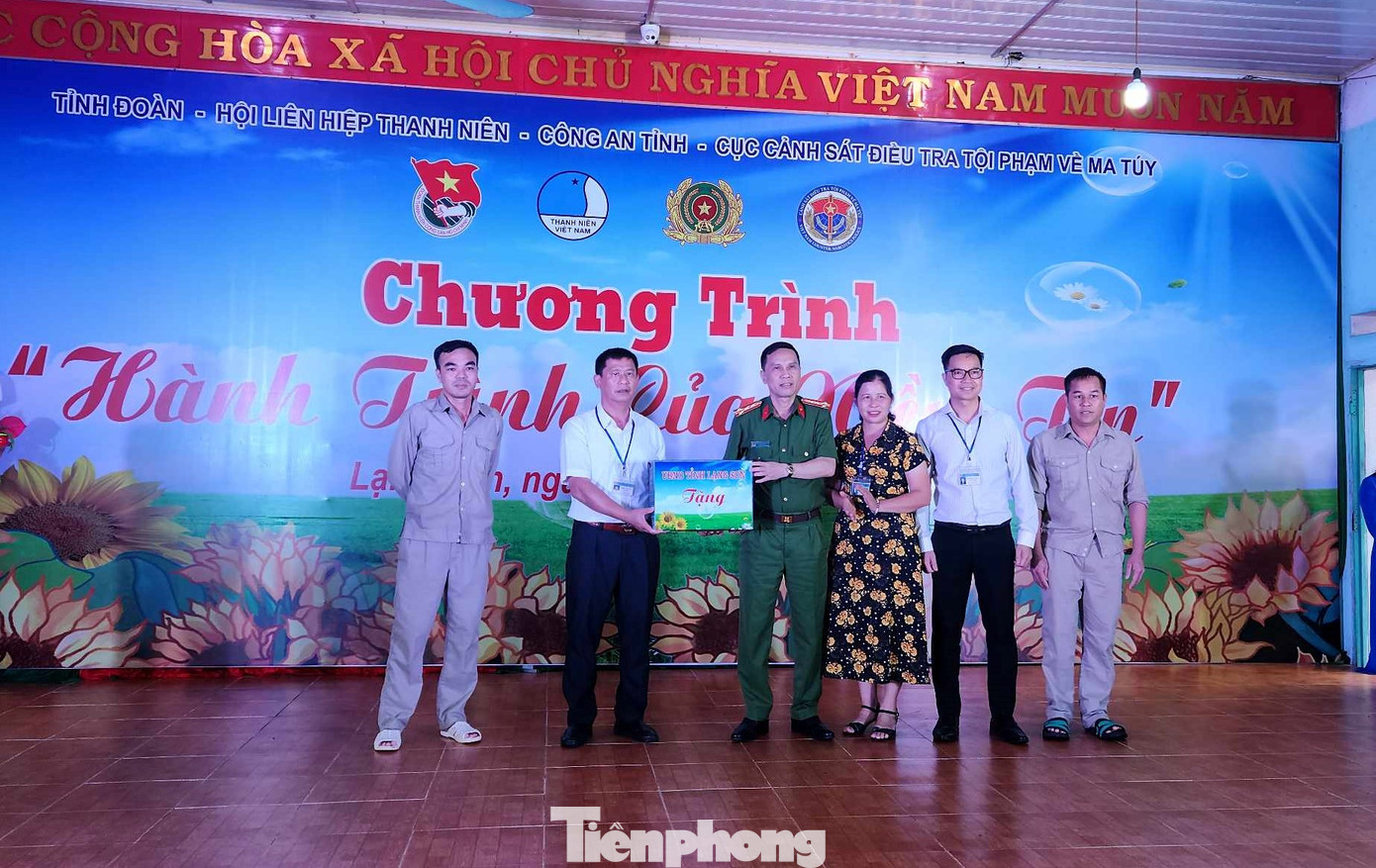 Công an tỉnh Lạng Sơn tặng quà cho cơ sở cai nghiện và các học viên. Ảnh: Duy Chiến
