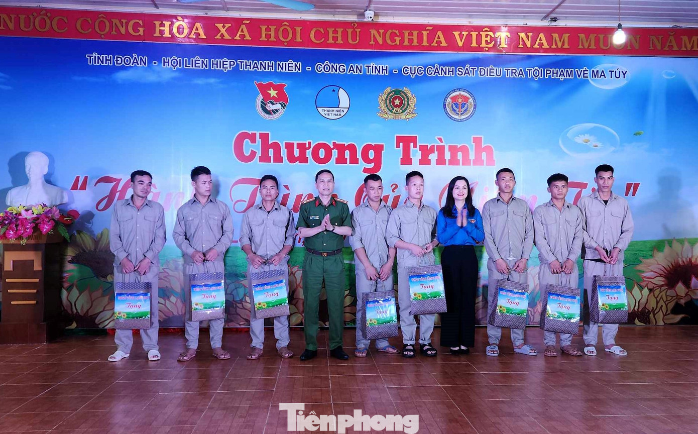 Tỉnh Đoàn - Hội LHTNVN tỉnh Lạng Sơn tặng quà động viên các học viên tiêu biểu trong quá trình rèn luyện tại cơ sở cai nghiện. Ảnh: Duy Chiến