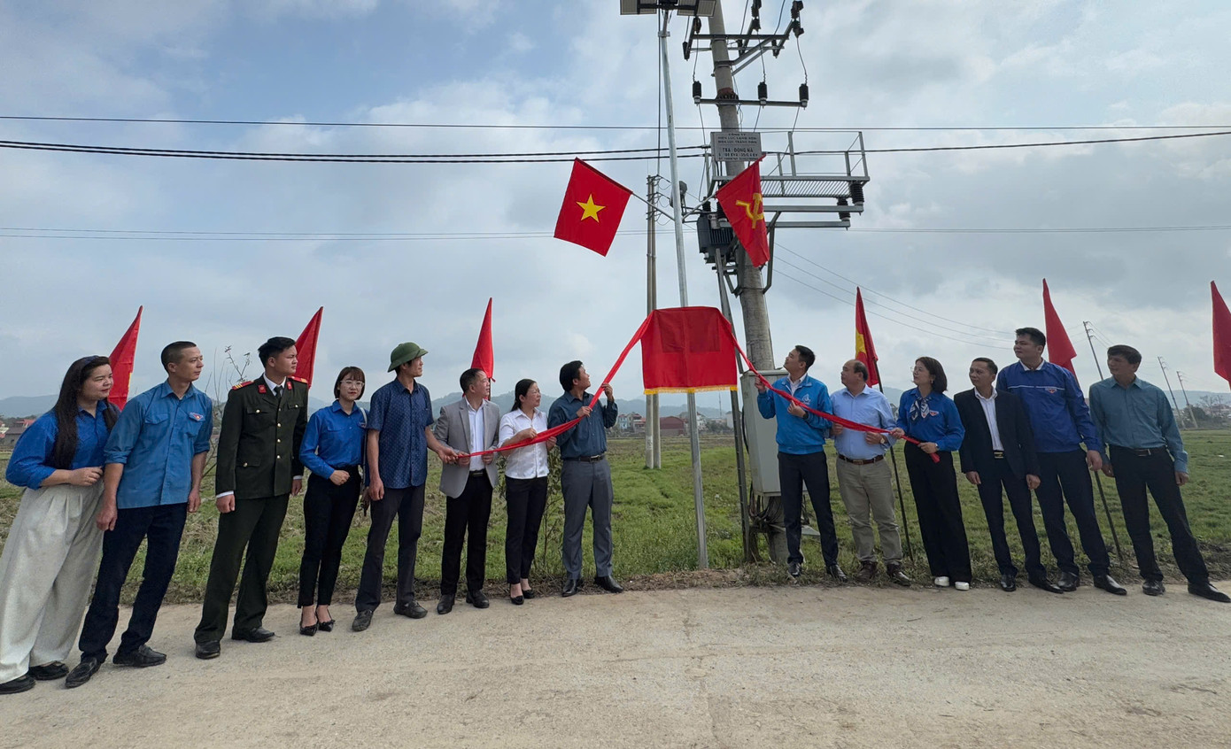 Khánh thành các công trình "Thắp sáng đường thôn", "Đường cờ Tổ quốc" ở vùng biên giới Tràng Định. Khánh thành các công trình "Thắp sáng đường thôn", "Đường cờ Tổ quốc" ở vùng biên giới Tràng Định.