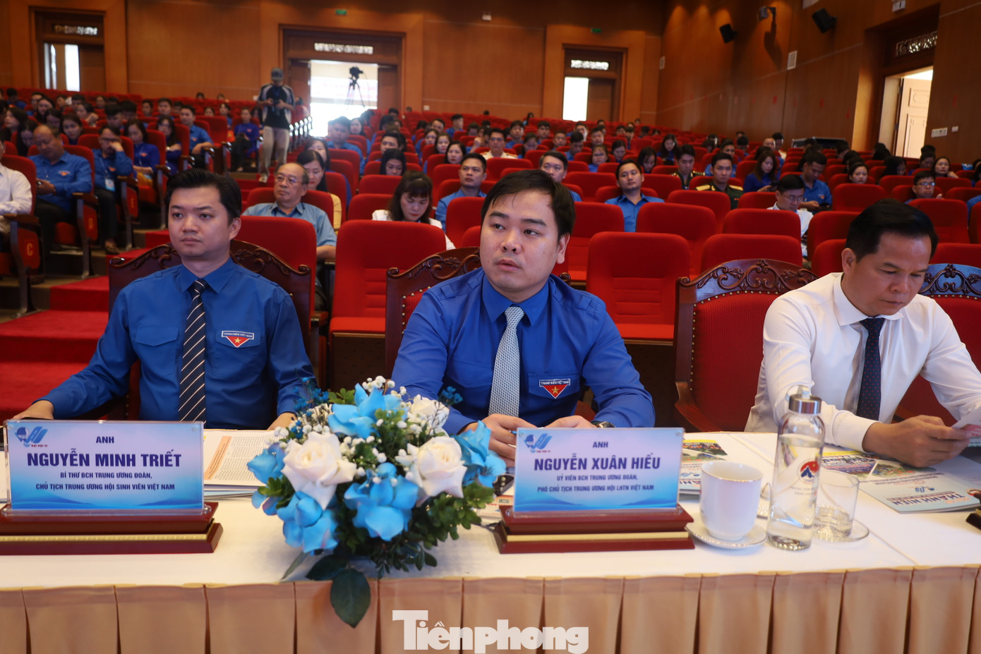 Lãnh đạo Trung ương Đoàn- Hội LHTN Việt Nam cùng đông đảo lãnh đạo ban ngành trung ương, địa phương và tuổi trẻ các dân tộc Cao Bằng tham dự đại hội. Ảnh: Duy Chiến