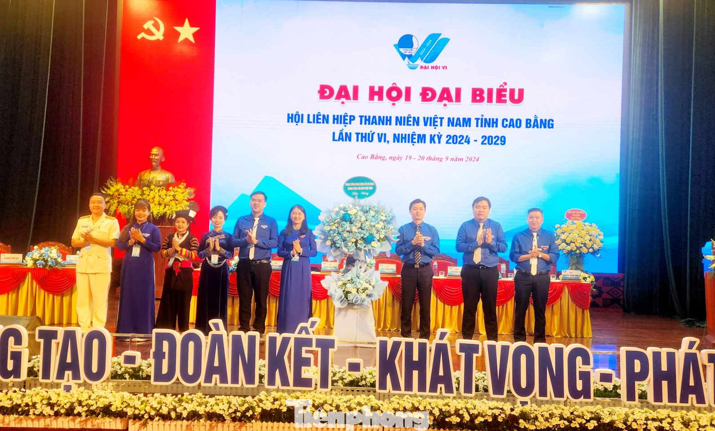 Lãnh đạo Trung ương Đoàn- Hội LHTN Việt Nam tặng lẵng hoa chúc mừng đại hội.