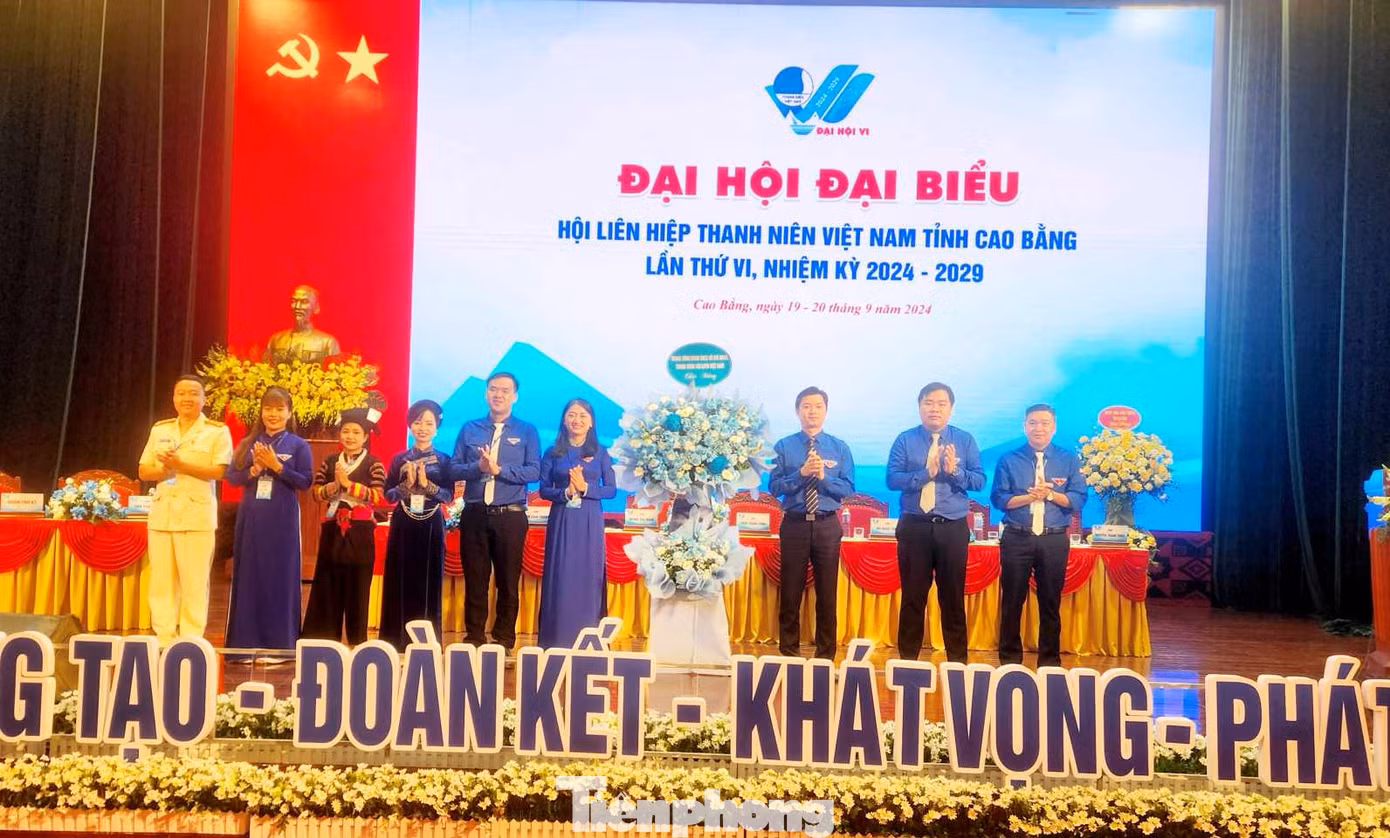 Lãnh đạo Trung ương Đoàn- Hội LHTN Việt Nam tặng lẵng hoa chúc mừng đại hội. Lãnh đạo Trung ương Đoàn- Hội LHTN Việt Nam tặng lẵng hoa chúc mừng đại hội.