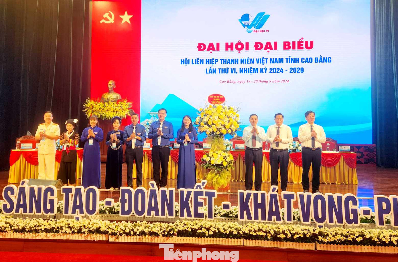 Lãnh đạo tỉnh Cao Bằng tặng hoa chúc mừng đại hội.