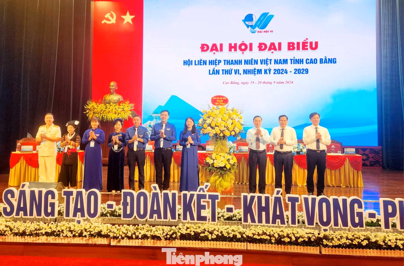 Lãnh đạo tỉnh Cao Bằng tặng hoa chúc mừng đại hội. Lãnh đạo tỉnh Cao Bằng tặng hoa chúc mừng đại hội.