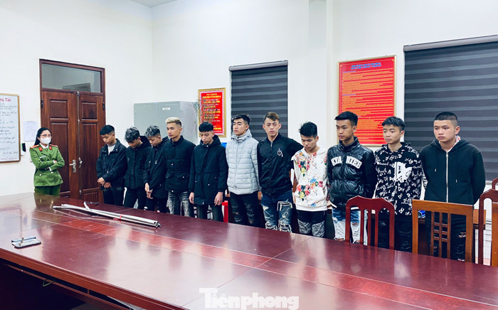 Nhóm thanh niên đánh nhau được triệu tập đến cơ quan công an -Ảnh: H.T