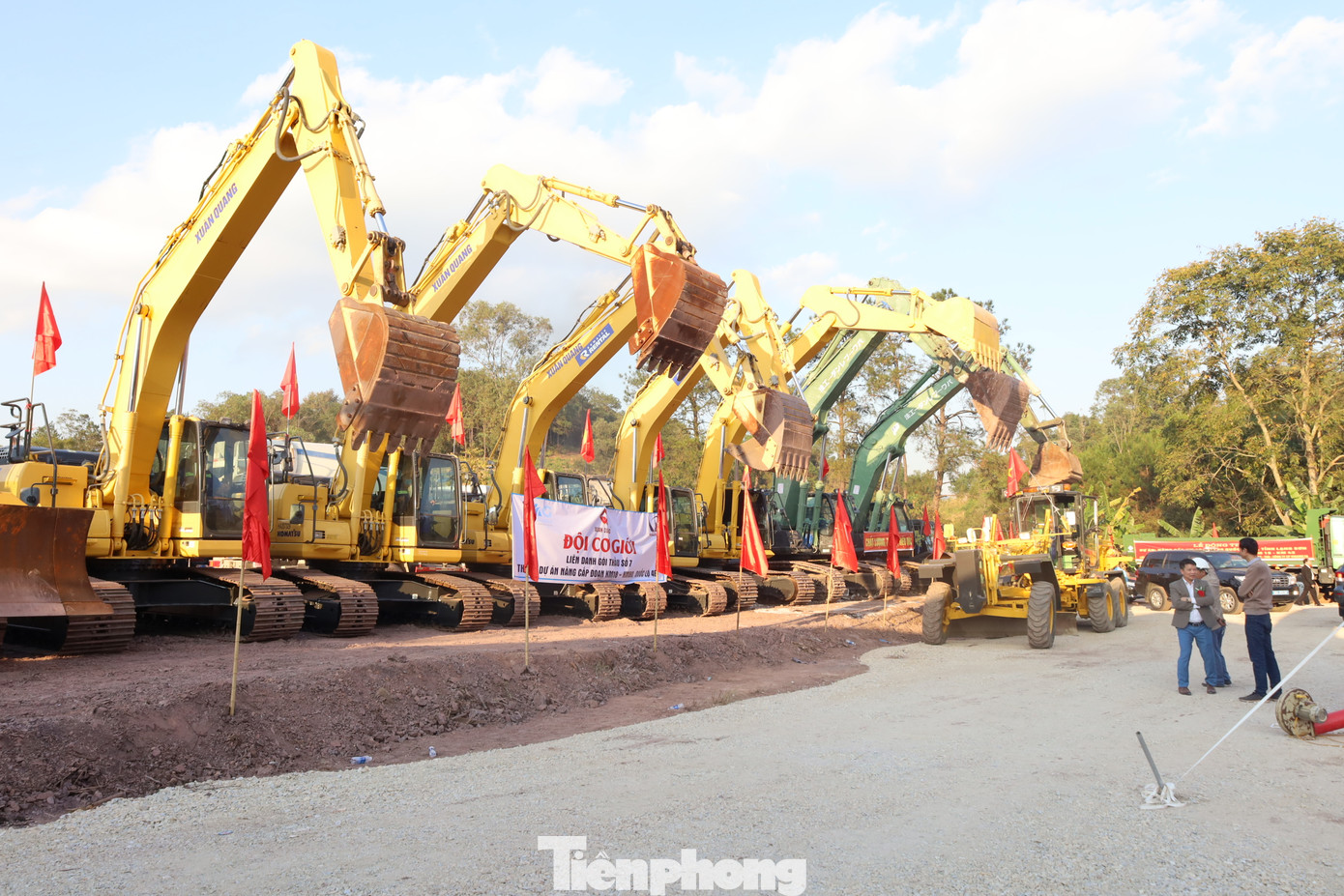 Các phương tiện, máy móc phục vụ việc thi công xây dựng dự án. Ảnh: Duy Chiến.