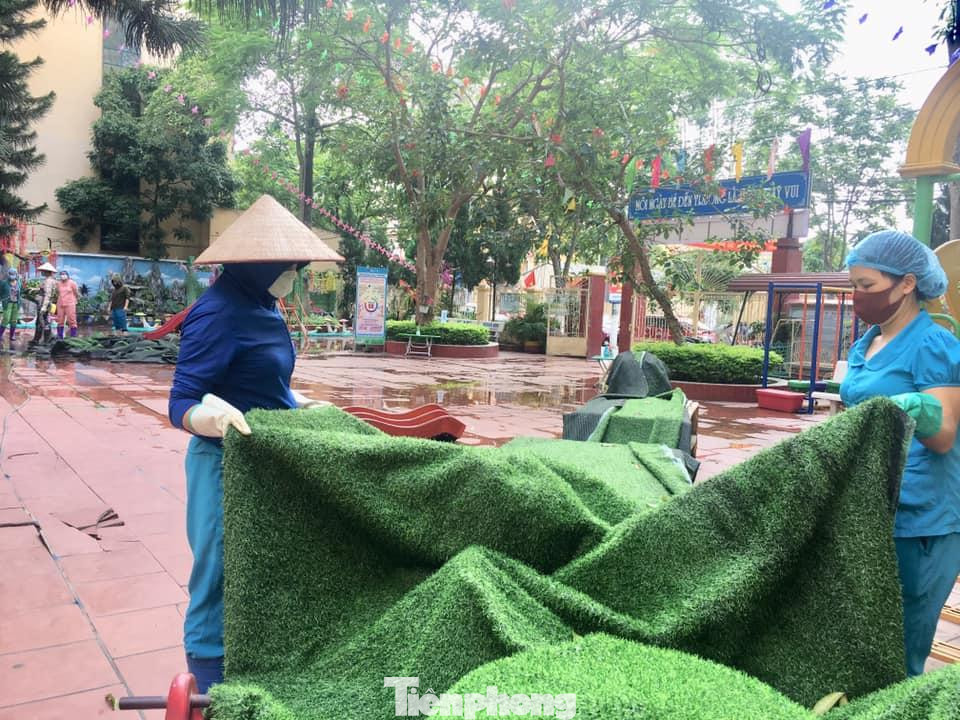 Cán bộ, nhân viên trường mầm non 19/5 thành phố Lạng Sơn dọn dẹp vệ sinh trong lớp học và khu vực trường học, đảm bảo môi trường xanh- sạch- đẹp -Ảnh: TL