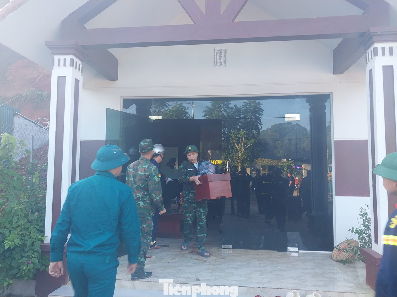 Lực lượng chức năng địa phương hỗ trợ gia đình khắc phục thiên tai sau vụ lở đất nghiêm trọng tại Km16, xã Tân Thành, huyện Cao Lộc. Ảnh: D.N Lực lượng chức năng địa phương hỗ trợ gia đình khắc phục thiên tai sau vụ lở đất nghiêm trọng tại Km16, xã Tân Thành, huyện Cao Lộc. Ảnh: D.N