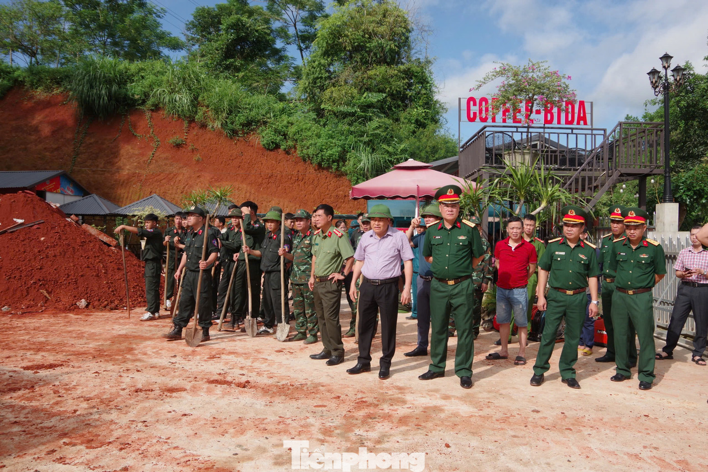 Chủ tịch UBND tỉnh Lạng Sơn Hồ Tiến Thiệu (giữa) trực tiếp đến hiện trường, chỉ đạo khắc phục hậu quả. Ảnh: Duy Chiến Chủ tịch UBND tỉnh Lạng Sơn Hồ Tiến Thiệu (giữa) trực tiếp đến hiện trường, chỉ đạo khắc phục hậu quả. Ảnh: Duy Chiến