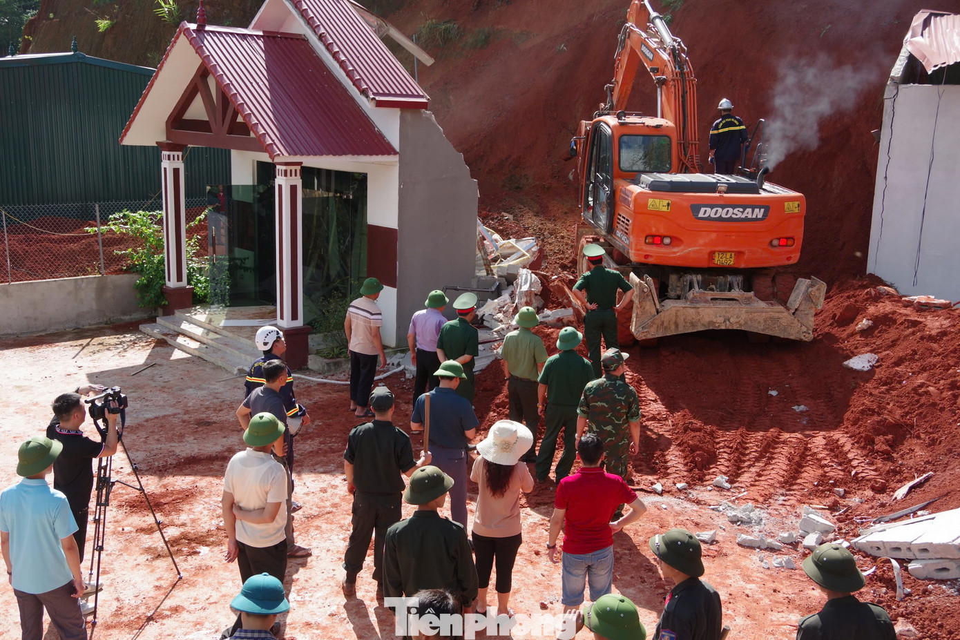 Đất đá làm hư hỏng 2 nhà, trong đó có căn nhà khá kiên cố, khang trang gần như bị phá hủy hoàn toàn. Đất đá làm hư hỏng 2 nhà, trong đó có căn nhà khá kiên cố, khang trang gần như bị phá hủy hoàn toàn.
