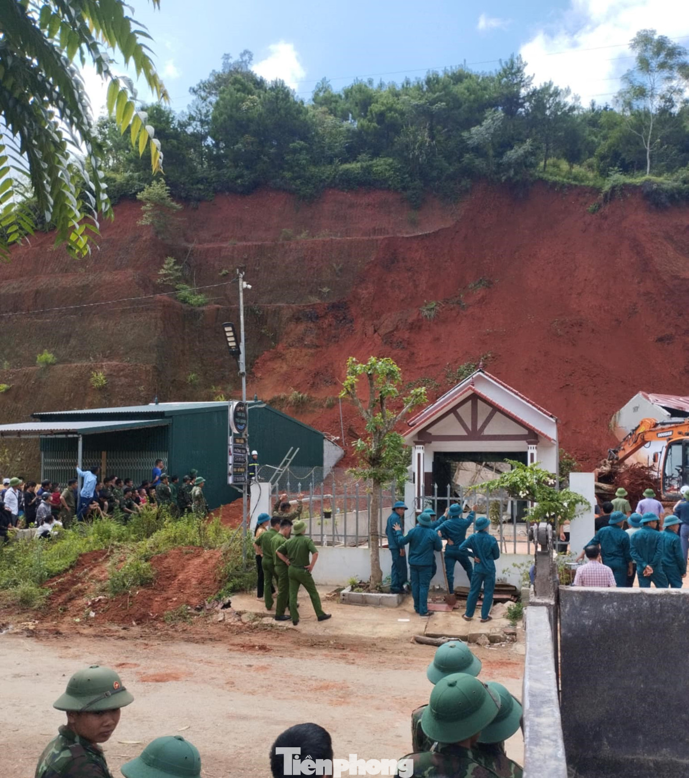 Khu vực nhà xưởng của HTX La Soosco được xây dựng sát đồi cao, rất nguy hiểm. Ảnh: Duy Chiến Khu vực nhà xưởng của HTX La Soosco được xây dựng sát đồi cao, rất nguy hiểm. Ảnh: Duy Chiến